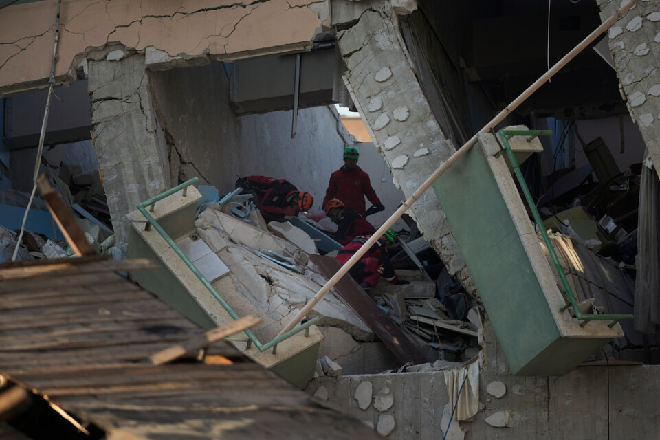 Räddningsarbetare söker efter överlevande i resterna av ett hus i Antakya. På torsdagen hittades en 16-årig flicka vid liv under ett raserat hus i staden. Arkivbild.