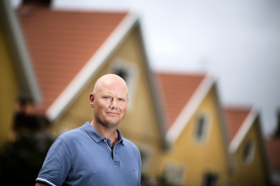 Deckarförfattaren Mattias Edvardsson är aktuell med boken "Goda grannar", som utspelar sig i ett villaområde. Hans förra deckare spreds inte genom några stora kampanjer, utan rekommenderades från mun till mun. "Det är jag väldigt glad och stolt över", säger han.