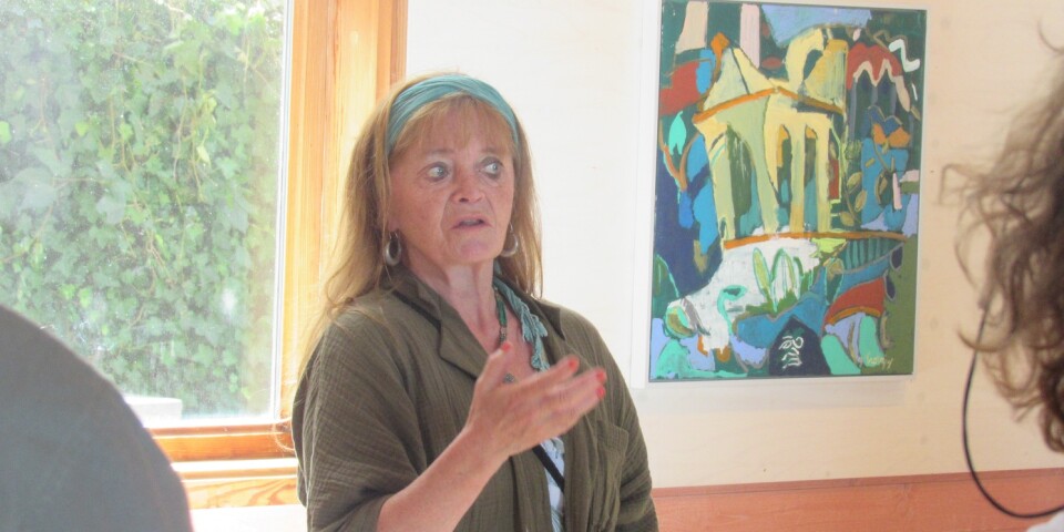 Irene Trotzig talade under vernissagen om sin konst. Tavlan hon står vid bär namnet ”Ekotempel”.