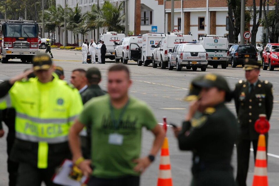 Dödssiffran stiger efter att en bilbomb exploderat vid en polisskola i Colombias huvudstad Bogotá. Enligt myndigheterna har tio personer mist livet och minst 65 skadats. Myndigheterna klassar attentatet, där en man körde en bil fylld med omkring 80 ki