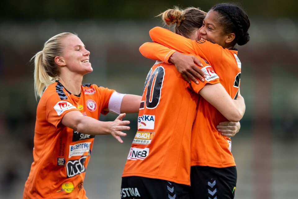 Josefine Rybrink, Mia Carlsson och Sveindis Jane Jonsdottir firar KDFF:s mål på Malmö Idrotttsplats.