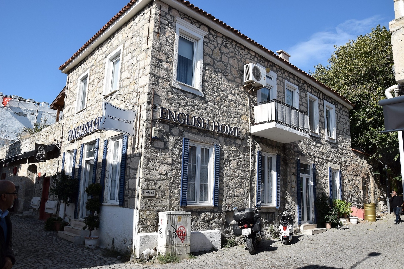 Byn Alaçati några mil från Izmir räknas som en av de mest traditionella i Turkiet med pittoreska stenhus, smala gränder och väderkvarnar.