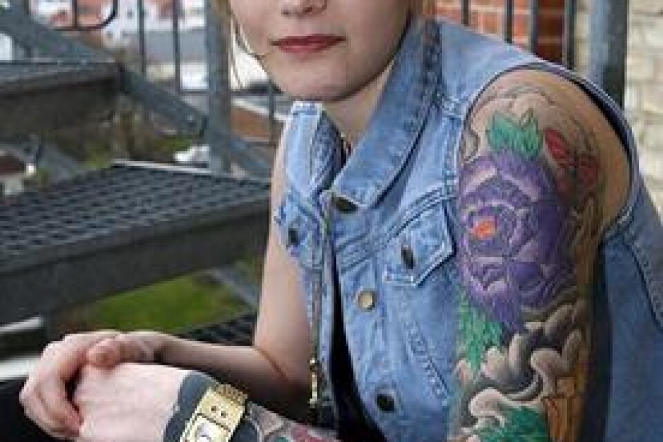 Andrea Thelin med tatuerad arm.
