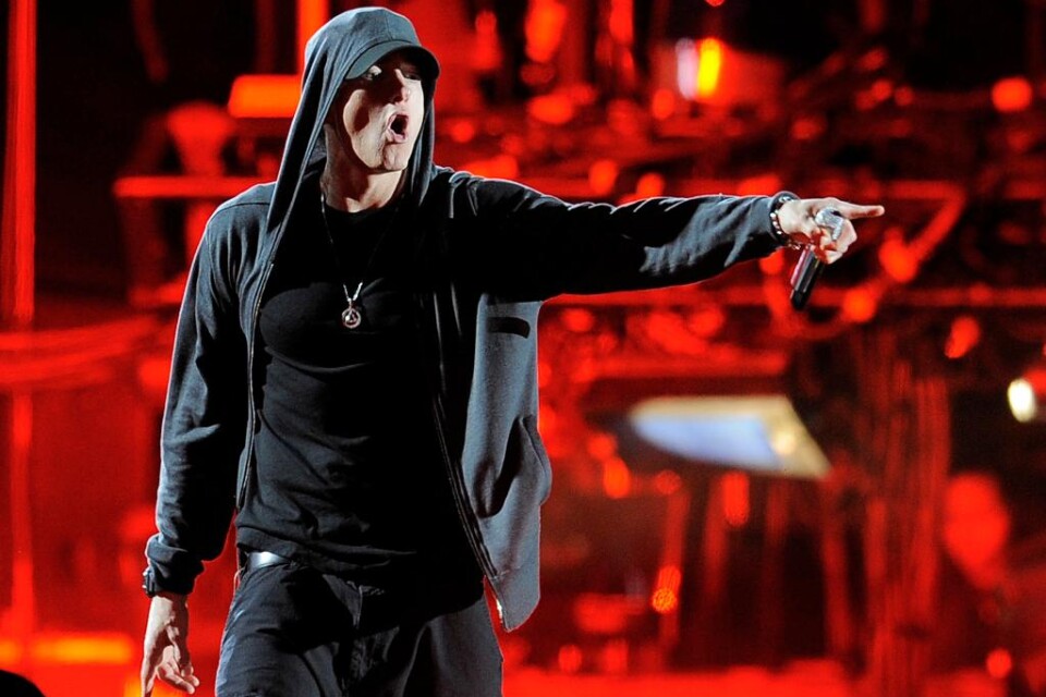På måndagen spelade Eminem för första gången på sjutton år i Sverige - och slog samtidigt nytt publikrekord på Friends arena. Enligt Stockholm Live såg 57 520 konserten, vilket slog Bruce Springsteens arenarekord från 2013 på 56 840 i publiken. Eminem