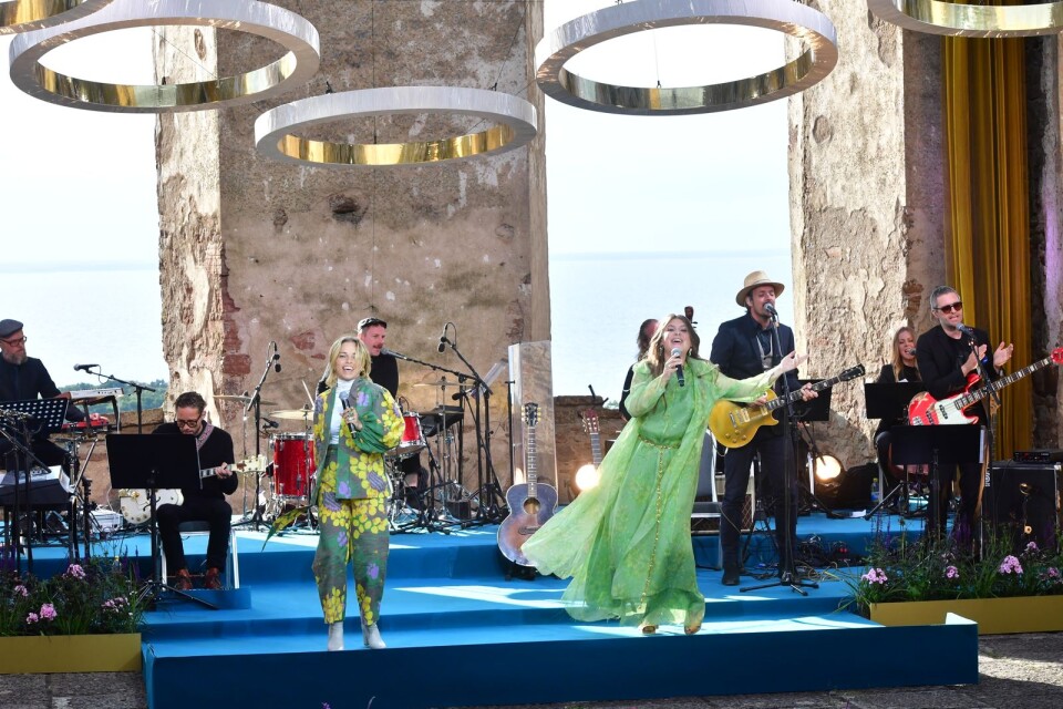 BORGHOLM 20200714 Petra Marklund och Linnea Henriksson uppträder under  Victoriakonserten i Borgsholms slottsruin i samband med kronprinsessan Victorias födelsedag.Foto: Jonas Ekströmer / TT / kod 10030
