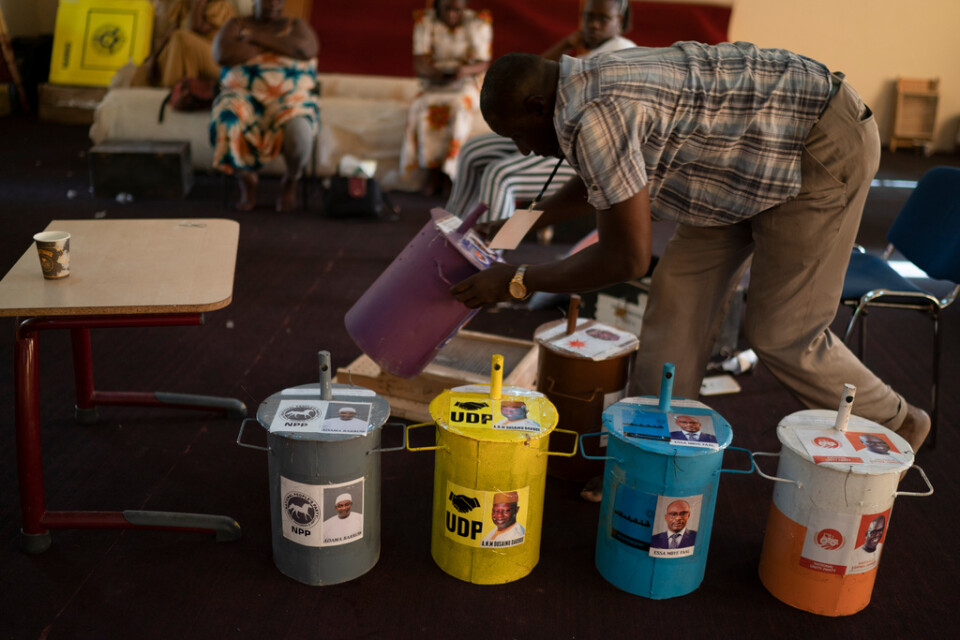 Vallokalsarbetare ställer upp valurnor för kulorna i en vallokal i en moské i Serrekunda, Gambia.