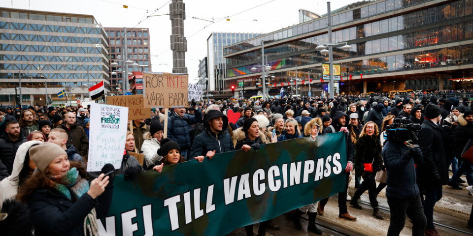 Vaccinmotståndare samlades på Norrmalmstorg i Stockholm och tågade därefter längs Hamngatan till Sergels torg.