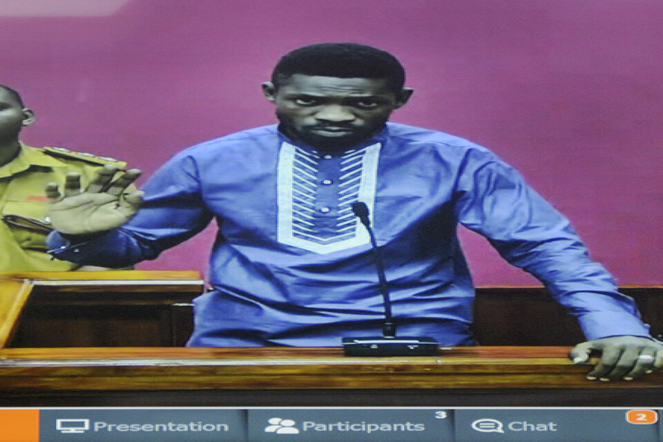Oppositionspolitikern Robert Kyagulay, även känd som popstjärnan Bobi Wine, på videolänk från fängelset.