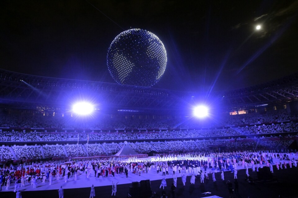1|824 drönare formerar sig till en jordglob över olympiastadion i Tokyo under invigningen av sommarspelen.