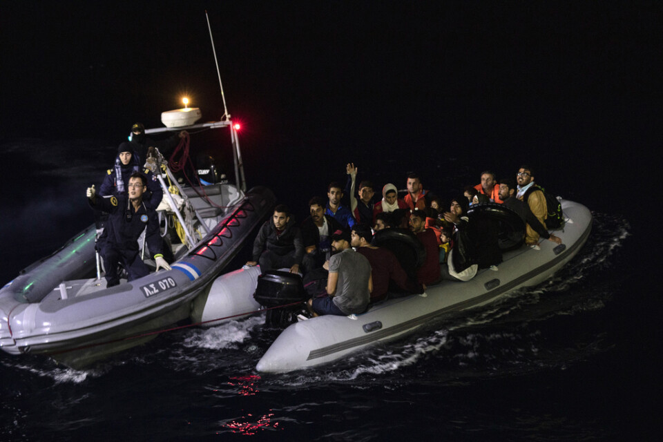 Sju personer har omkommit i en båtolycka mellan Turkiet och Grekland. Här räddas en grupp personer – syrier, palestinier, irakier och iranier – i en räddningsinsats utanför ön Samos på torsdagen.