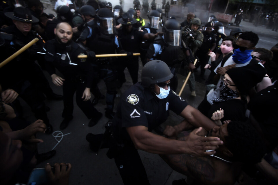 Poliser drabbade samman med protestanter utanför CNN:s huvudkontor i Atlanta på fredagen.