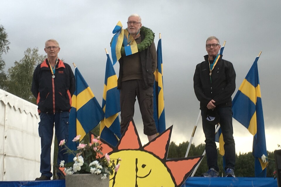 Jonny Olsson högst upp på pallen efter SM-guldet i Karlstad. FOTO: PRIVAT