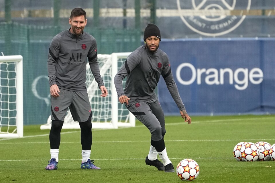 Neymar, till höger, missar PSG:s möte med Leipzig på tisdagen på grund av skadekänning. Trots det tränade han under måndagen, här tillsammans med Lionel Messi.