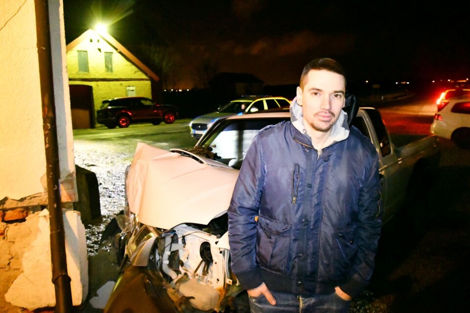 Daniel Valberg utanför sitt hus där olyckan inträffade.