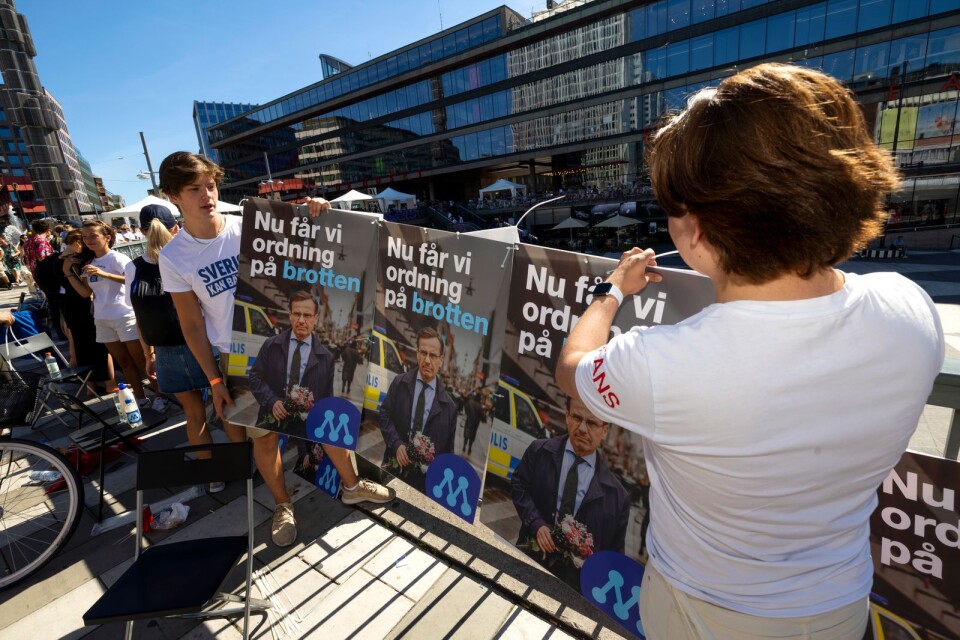 Ungdomsförbundet MUF sätter upp valaffischer på Sergels torg i Stockholm. Både ungdomsförbundet och partiet har medvind bland yngre väljare.