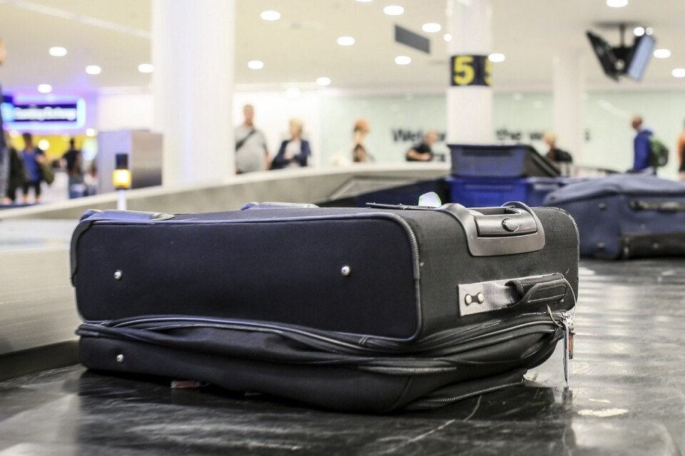Poliser med megafoner kommer framöver att säga till människor vid bagageutlämningen om de står för nära varandra för att minska smittspridningen av coronaviruset på Kastrup. 
Foto: Helena Landstedt / TT