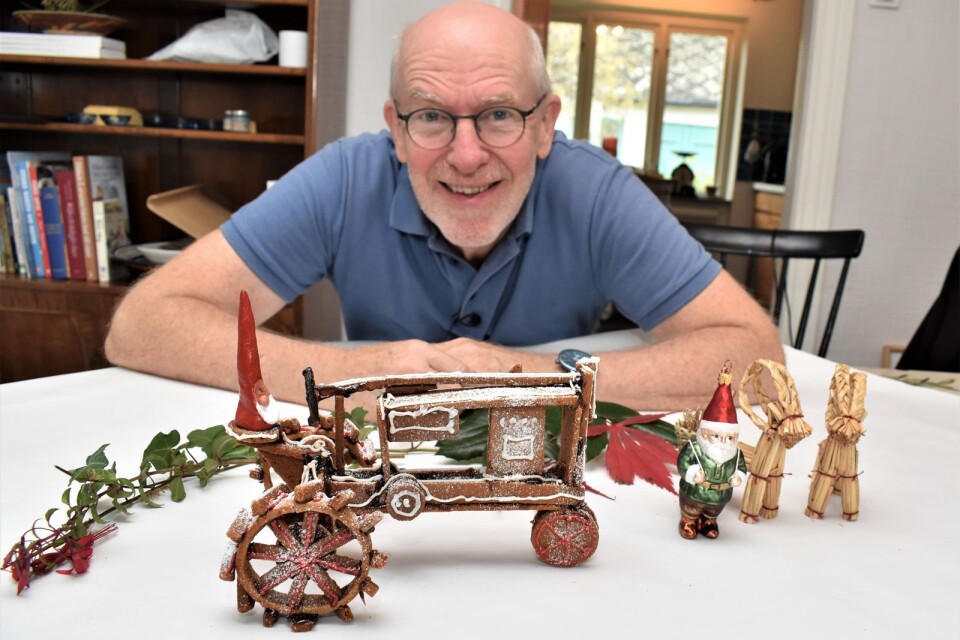 Lars Vernersson har ägnat sitt liv åt att skriva om traktorer. Att dessutom baka dem till jul har blivit en tradition.