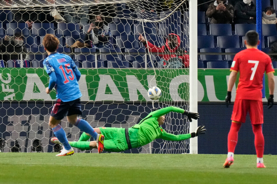 Japans Yuya Osako sätter dit 1–0-målet mot i VM-kvalmatchen mot Kina.