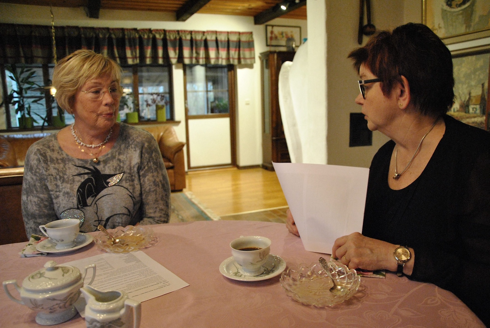 Gun-Britt Johansson, till höger, får höra vad Monica Lundström, till vänster, har fått reda på om hennes farfars mor Anna Pehrsson. 				       Foto: Eva Solér