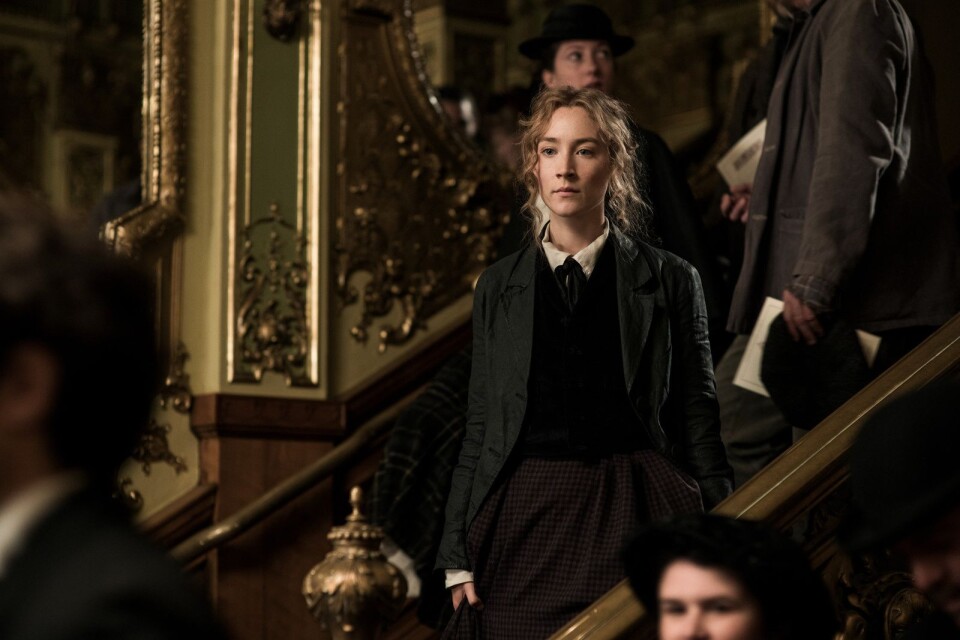Jo March (Saoirse Ronan) satsar på sin passion – att skriva, i "Unga kvinnor".