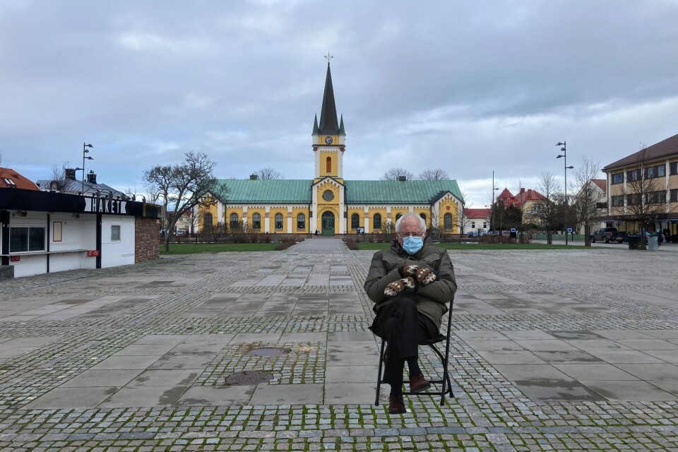 Bernie Sanders framför Borgholms kyrka. (Bilden är ett montage).