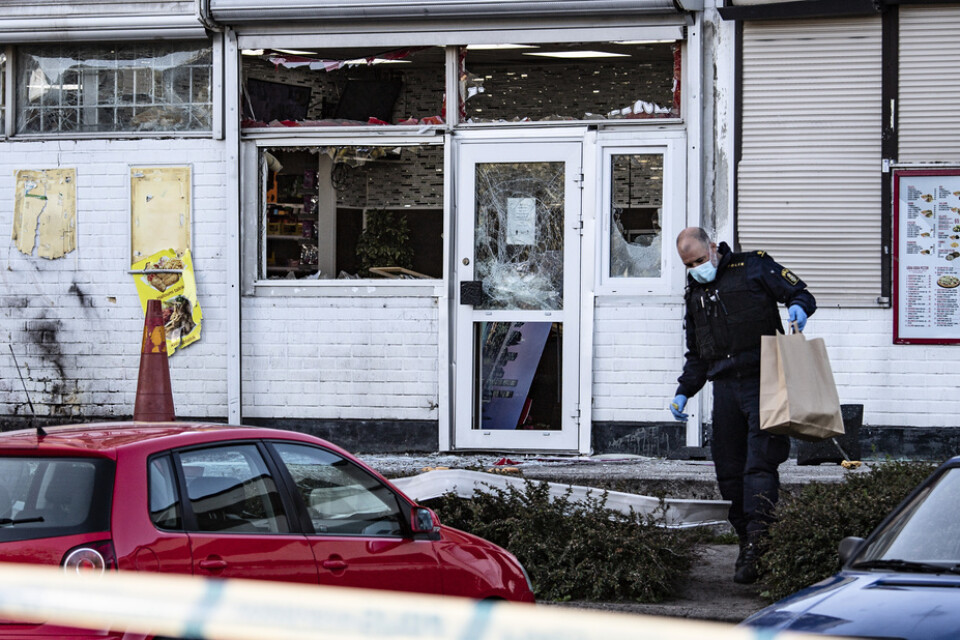 Kriminaltekniker undersöker platsen där en sprängladdning har detonerat nära en livsmedelsbutik på Munkhättegatan i Malmö den 23 maj. Arkivbild.