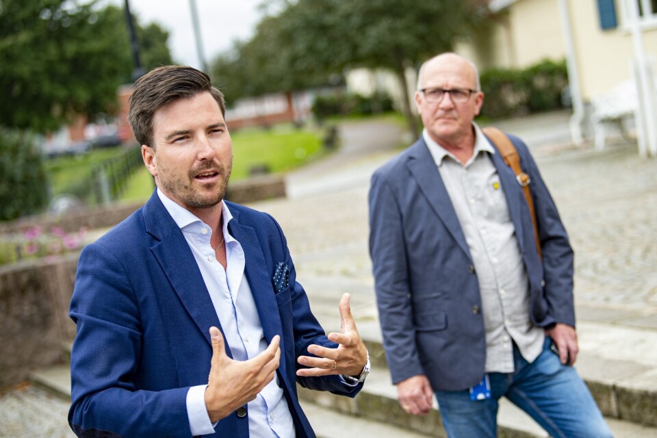 Patric Åberg (M) and Ola Lundgren, head of the municipal employment unit.