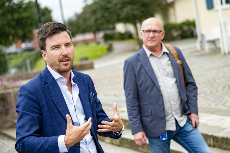 Patric Åberg (M) och Ola Lundgren, chef på kommunens arbetsmarknadsenhet.