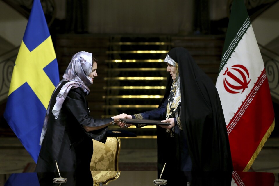 Bilden av förra utrikesministern Ann Linde (S) i Iran kontrasterade mot regeringens feministiska identitet.