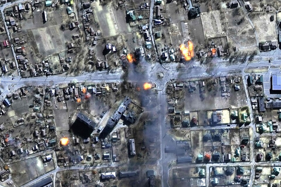Satellitbilder från företaget Maxar har dokumenterat kriget i Ukraina och synliggjort mycket av den ryska framfarten. Bild från Tjernihiv i norra Ukraina den 16 mars.