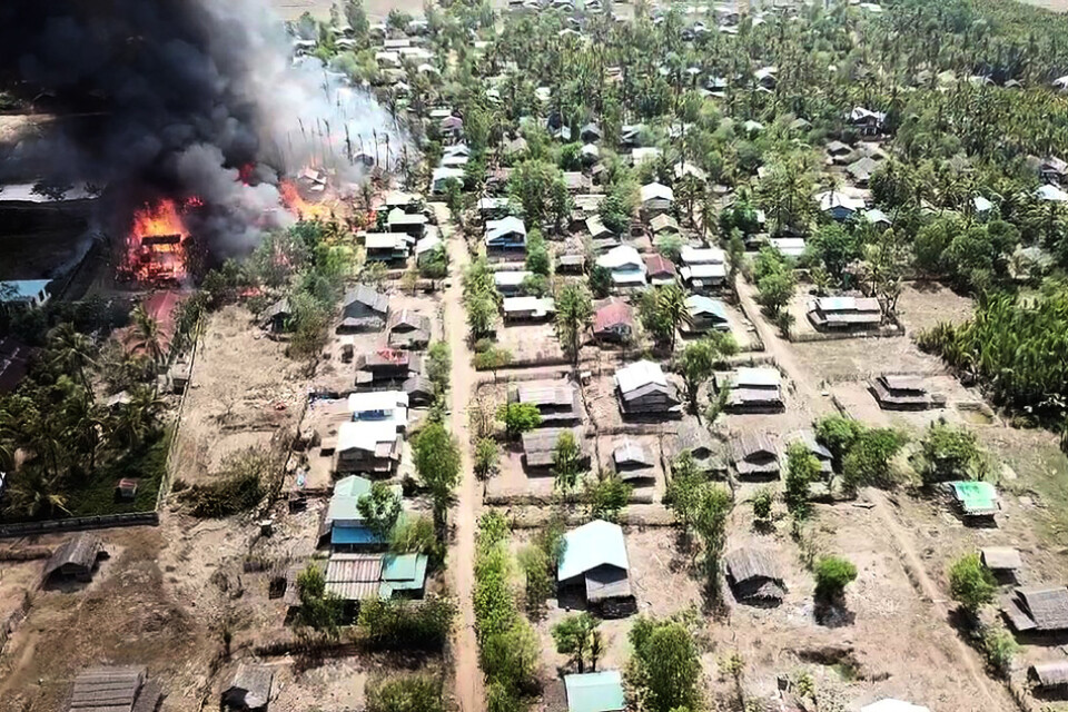 Branden i Let Kar. Bilden är från Myanmars armé, som anklagar rebellgruppen Arakanarmén för att ligga bakom.