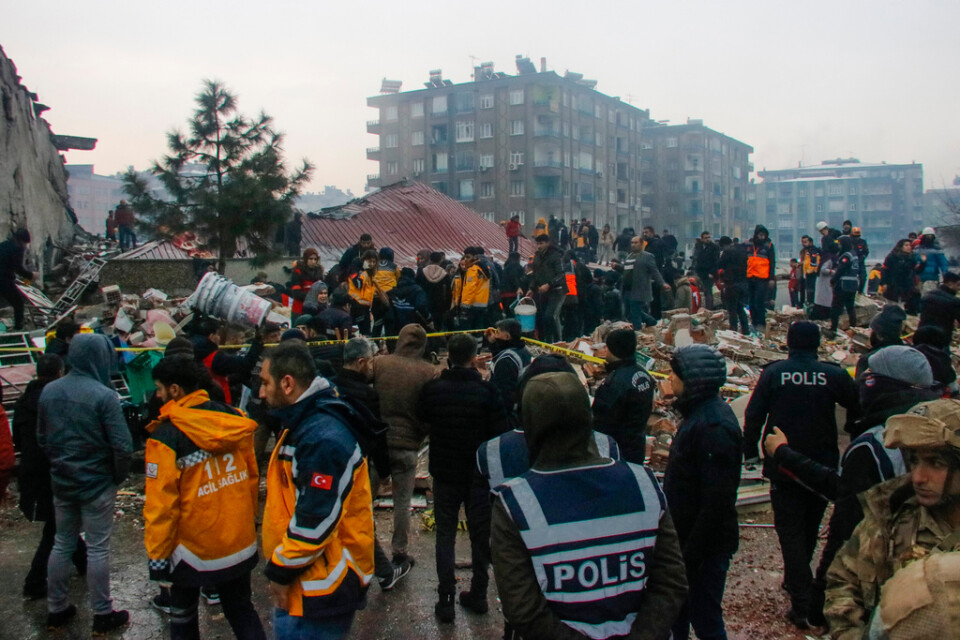 Räddningsarbete pågår vid ett raserat hus i turkiska Diyarbakir.