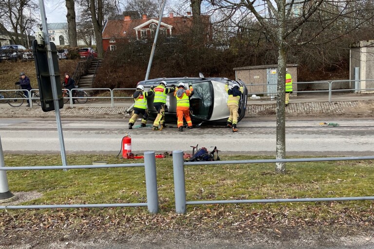 Bil voltade i Växjö centrum – föraren till sjukhus