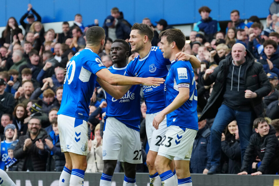 Evertons James Tarkowski, tvåa från höger, firar med lagkamraterna.