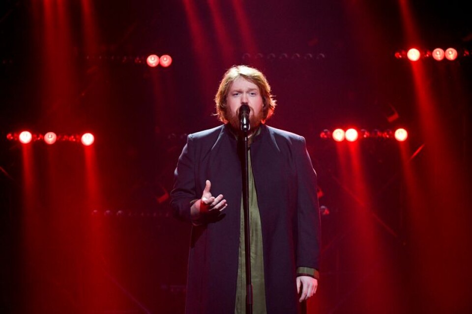 Martin Almgren framför bidraget "Bitter Lullaby" på Malmö Arena inför deltävling 3 i Melodifestivalen 2018.