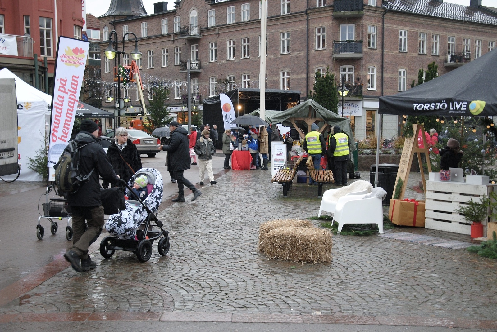 Hässleholmarna gick man ur huse för att delta i invigningen av deras nya ”piazza” och titta på julskyltningen.