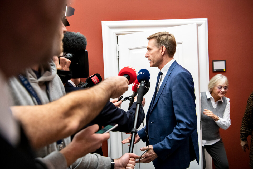 Dansk Folkepartis partiledare Kristian Thulesen Dahl när han i mitten av november aviserade att han avgår. I bakgrunden syns den tidigare partiledaren Pia Kjærsgaard. Arkivbild.