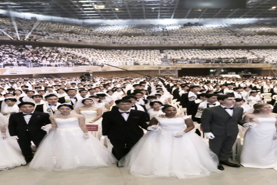 Ett massbröllop med människor från hela världen arrangerat av sekten Moon-rörelsen. Ledaren bestämmer vilka som ska gifta sig med varandra. Arkivbild.