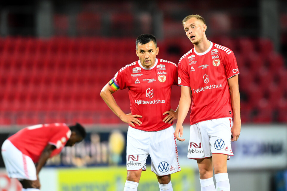 Kalmars Emin Nouri och Johan Stenmark deppar under måndagens fotbollsmatch i allsvenskan mellan Kalmar FF och Varberg.