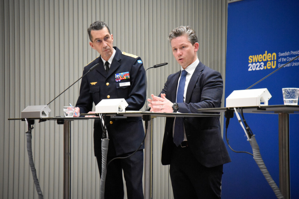 ÖB Micael Bydén och försvarsminister Pål Jonson (M) svarar på frågor från influgna EU-korrespondenter i Stockholm.