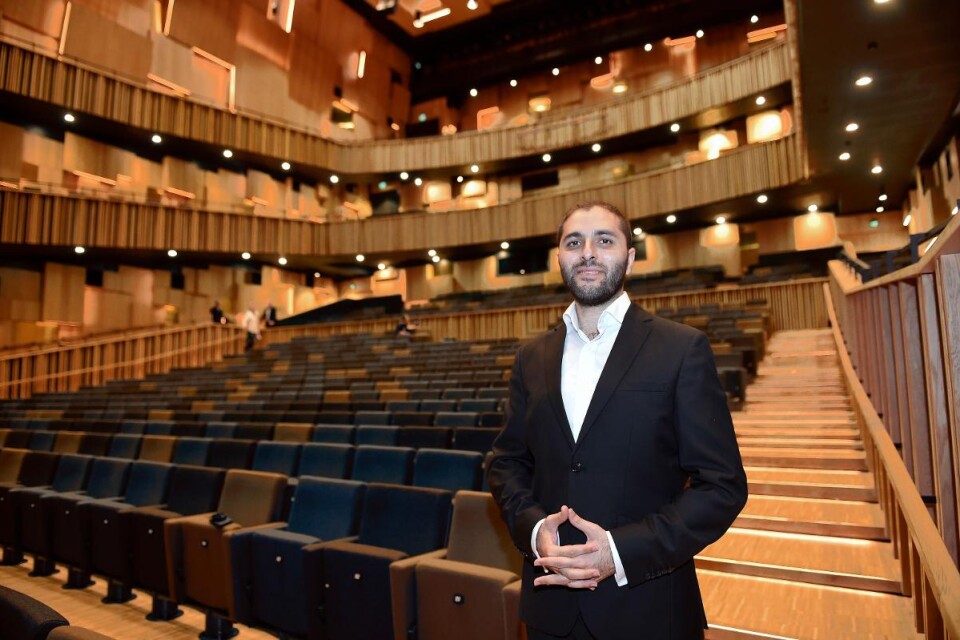 Raed Jazbeh är kontrabasist och konstnärlig ledare för Syrian Expat Philharmonic Orchestra, som består av syriska musiker som lever i exil runt om i Europa. I måndags spelade orkestern på Malmö Live. Foto: BJÖRN LINDGREN /TT Nyhetsbyrån