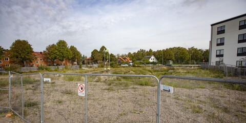 Fastigheten Hyveln 5 har stått tom i flera år. Fastighetsägaren Fem hjärtan holding AB i Halmstad har beslutat att skjuta upp byggandet av de planerade bostäderna.