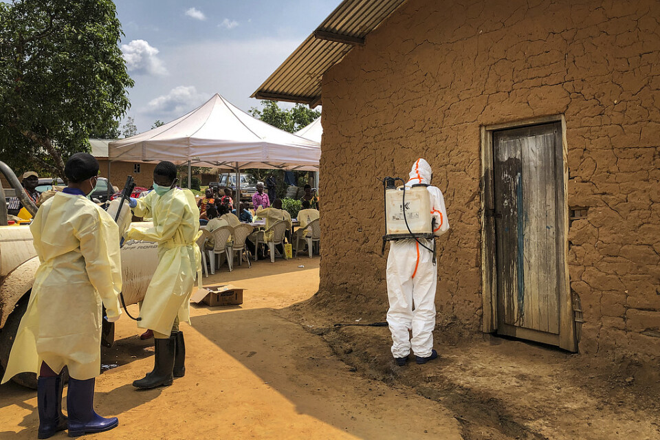 En person från Världshälsoorganisationen WHO behandlar en dörr där två fall av ebola upptäckts i östra Kongo-Kinshasa. Arkivbild.