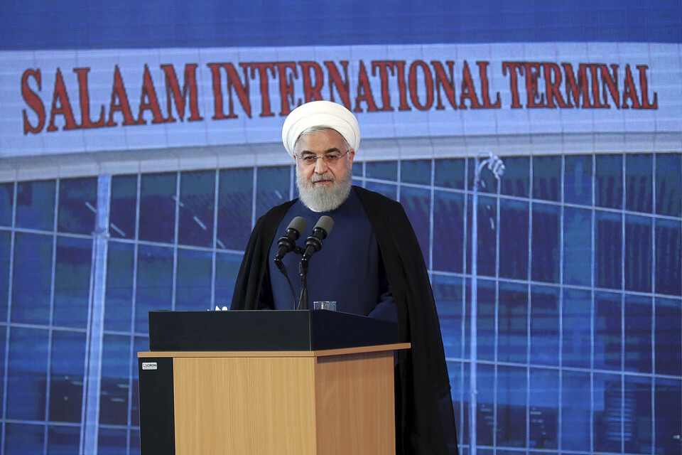 Irans president Hassan Rohani talar under en ceremoni på flygplatsen i Teheran den 18 juni.