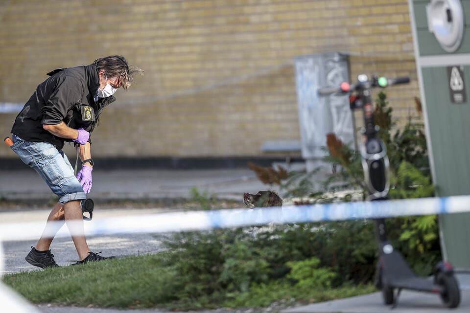 Polisen på plats efter att en man har hittats skottskadad i Malmö under torsdagen.