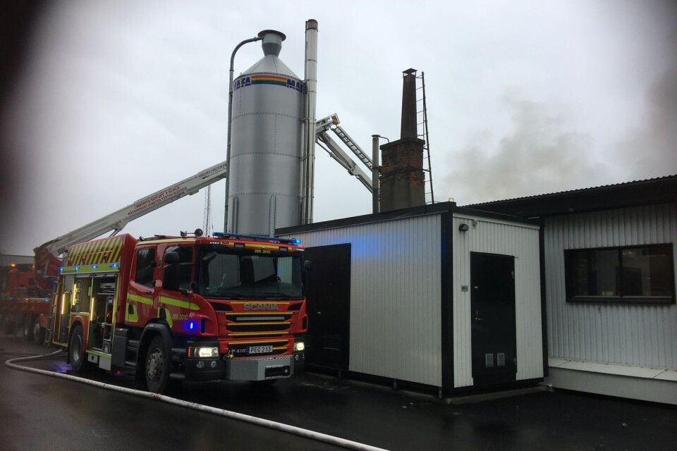 Fem styrkor var på plats samtidigt för att bekämpa branden i taket på en del av Norje smidesfabrik.