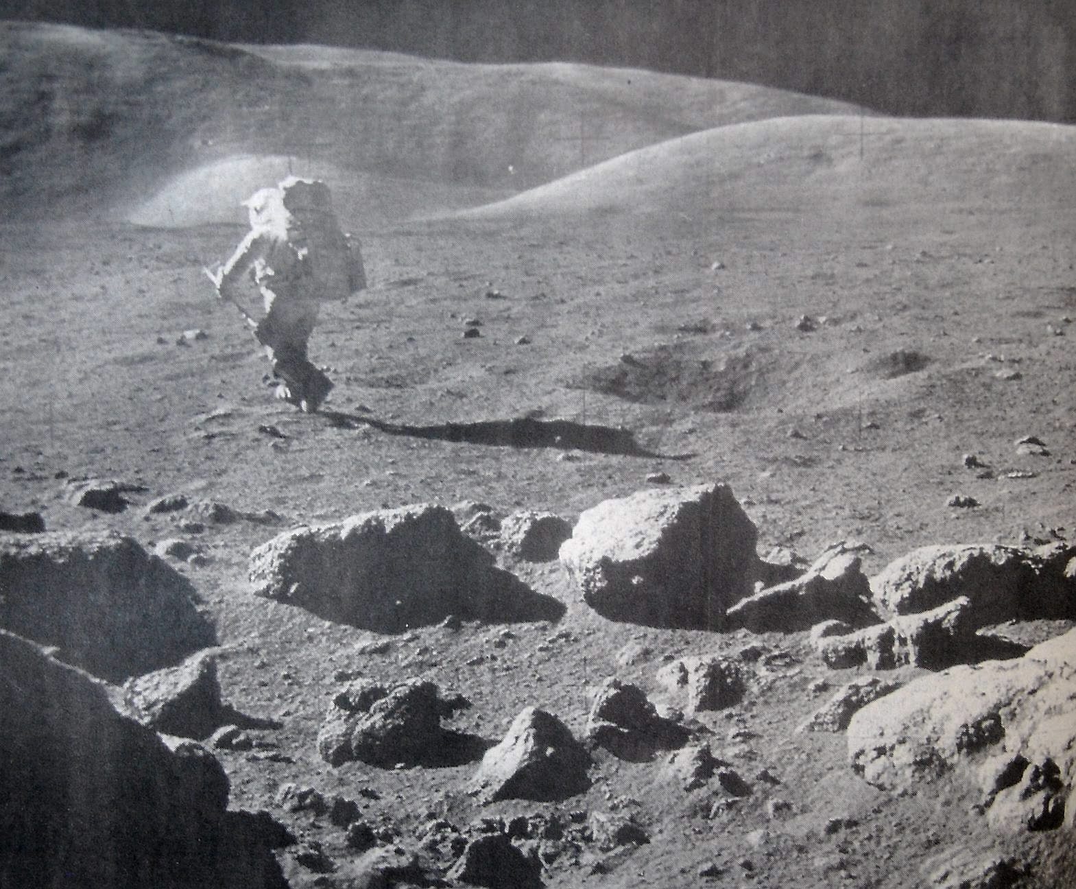 Astronauten Harrison Schmitt hoppar omkring och samlar mångrus.
Arkiv: Science photo library