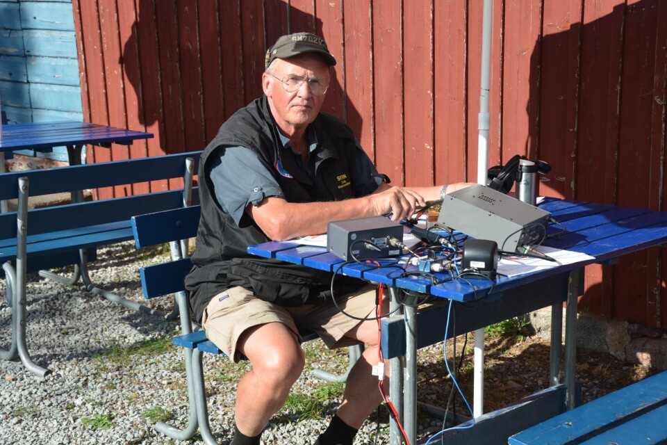 Erik Nyberg, kommunicerar med morsetelegrafi, här under fyrhelgen vid fyren Långe Erik, på Ölands norra udde. Foto: Privat