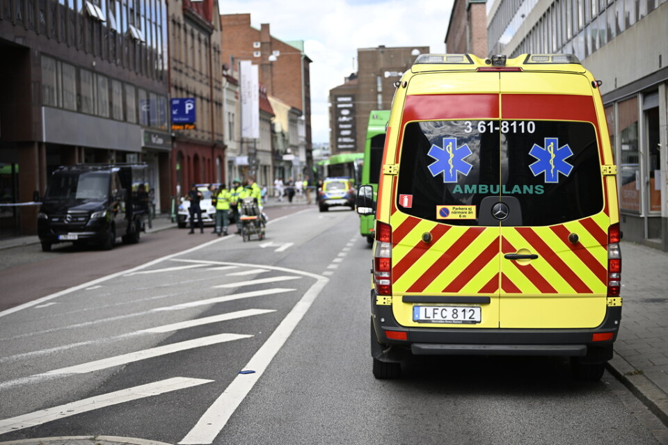 Polis och ambulans på plats i centrala Malmö efter att en person blivit knivskuren.