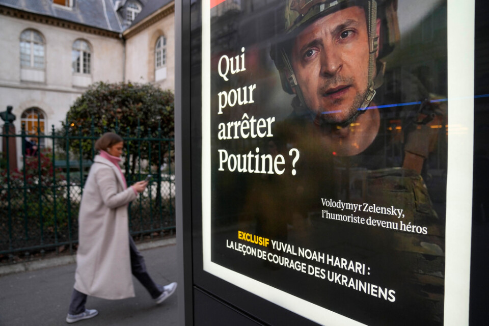 En kvinna i Paris passerar förbi en bild på Ukrainas president Volodymyr Zelenskyj. Frågan om vad EU ska göra med landets ansökan om medlemskap ska diskuteras vid veckans toppmöte i Versailles. Arkivfoto.